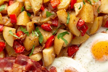 Tabakta Ev Yapımı Tek Taraflı Kahvaltı Patatesleri, üst Manzara. Dümdüz, tepeden, yukarıdan. Yakın plan..