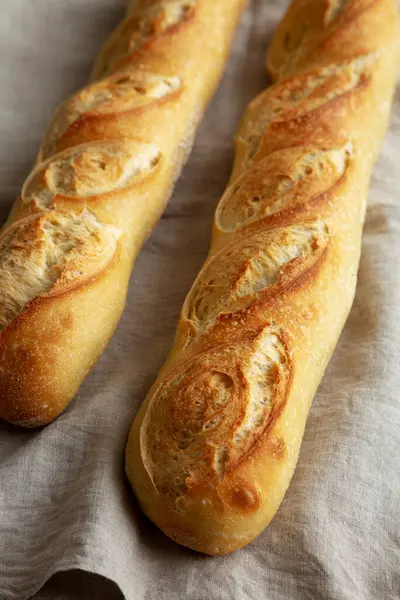 Gri arka planda ev yapımı Fransız Ekmek Bageti, yan görünüm.
