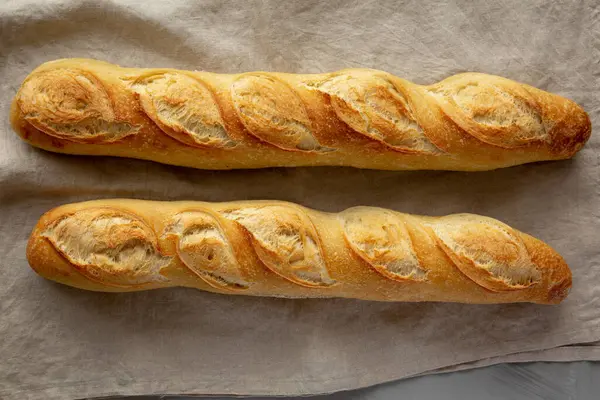 Gri arka planda ev yapımı Fransız Ekmeği Bageti..