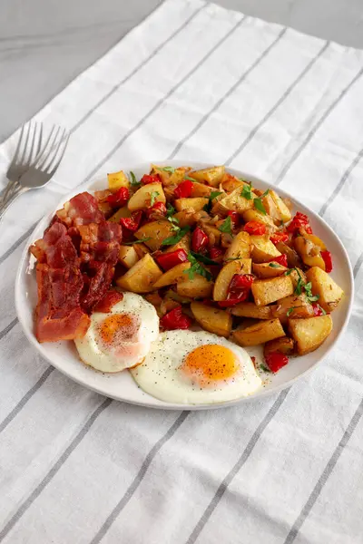 Tabakta Ev Yapımı Bir Taraflı Kahvaltı Patatesleri.