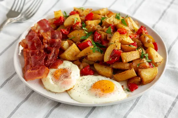 Tabakta Ev Yapımı Bir Taraflı Kahvaltı Patatesleri.