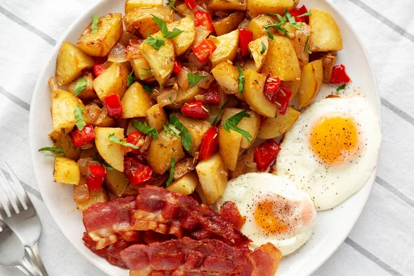 Tabakta Ev Yapımı Tek Taraflı Kahvaltı Patatesleri, üst Manzara. Dümdüz, tepeden, yukarıdan. 