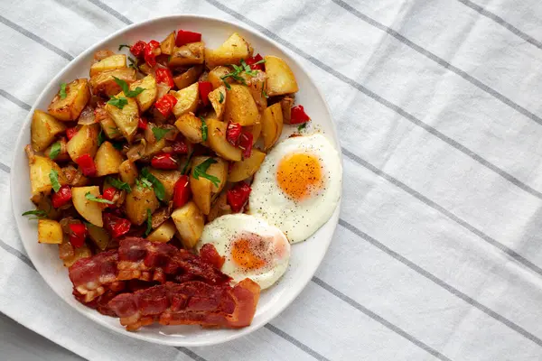 Tabakta Ev Yapımı Tek Taraflı Kahvaltı Patatesleri, üst Manzara. Dümdüz, tepeden, yukarıdan. Boşluğu kopyala.