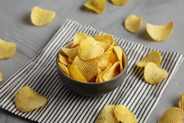 Organik Buruşuk Ekşi Krema ve Soğan Patates Cipsi Bir kâsede, yan görünüm.