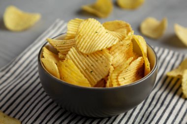 Organik Buruşuk Ekşi Krema ve Soğan Patates Cipsi. Düşük açılı. Yakın plan..