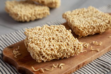 Tahtada kuru Ramen Eriştesi, yan manzara..