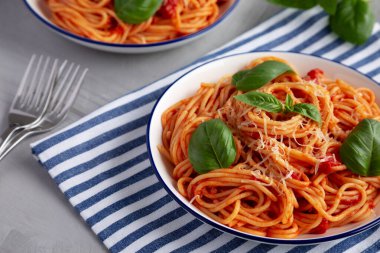 Ev yapımı Pomodoro Pomodoro Tabakta, yan manzara.