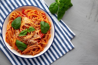 Ev yapımı Pomodoro Pomodoro, en iyi manzara. Dümdüz, tepeden, yukarıdan. Boşluğu kopyala.