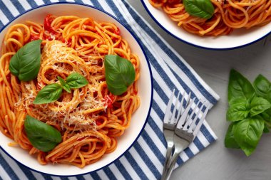 Ev yapımı Pomodoro Pomodoro, en iyi manzara. Dümdüz, tepeden, yukarıdan. 