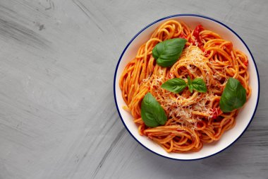 Ev yapımı Pomodoro Pomodoro, en iyi manzara. Dümdüz, tepeden, yukarıdan. Boşluğu kopyala.