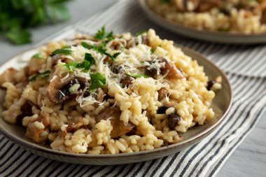 Ev yapımı bir jambon ve mantarlı risotto tabakta, düşük açılı..