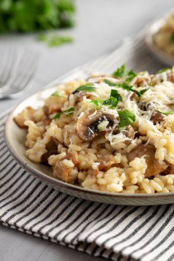 Ev yapımı bir jambon ve mantarlı risotto tabakta, düşük açılı. Yakın plan..