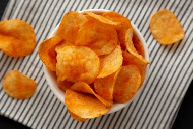 Paprika patates cipsi, en iyi manzara. Dümdüz, tepeden, yukarıdan.