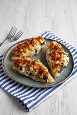 Tabakta ev yapımı Hasselback Tavuk, yan görünüm. 