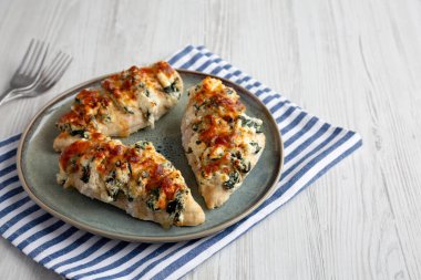 Tabakta ev yapımı Hasselback tavuğu, yan manzara. Boşluğu kopyala.