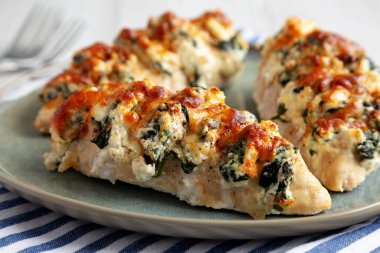 Tabakta ev yapımı Hasselback Tavuk, yan görünüm. 