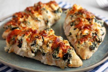 Tabakta ev yapımı Hasselback tavuğu, yan manzara. Yakın plan..