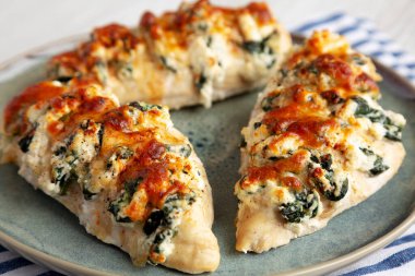 Tabakta ev yapımı Hasselback tavuğu, yan manzara. Yakın plan..