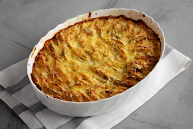 Ev yapımı Hasselback Patates Gratin Tabakta, yan görünüm.