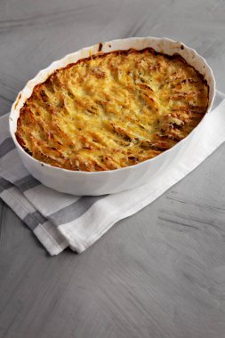 Tabakta ev yapımı Hasselback Patates Gratin, yan görüş. Boşluğu kopyala.