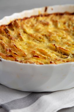 Tabakta ev yapımı Hasselback Patates Gratin, yan görüş. Yakın plan..