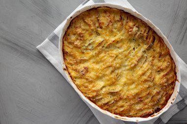 Ev yapımı Hasselback Patates Gratin, en iyi manzara. Boşluğu kopyala.