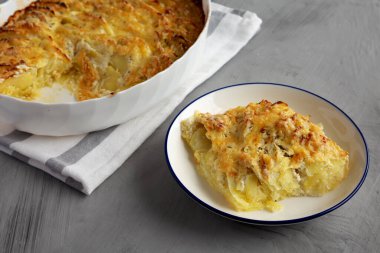 Ev yapımı Hasselback Patates Gratin, yan görüş.. 