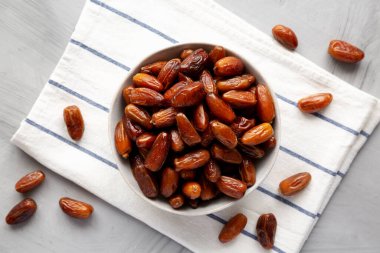 Organik Raw Date Fruit in a Bowl, genel bakış. Düz yatıyordu, yukarıdan, yukarıdan..