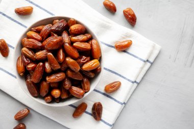 Organik Raw Date Fruit in a Bowl, genel bakış. Düz yatıyordu, yukarıdan, yukarıdan..