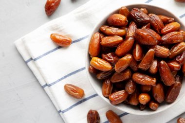 Organik Raw Date Fruit in a Bowl, genel bakış. Dümdüz yatıyordu, yukarıdan, yukarıdan. Boşluğu kopyala.