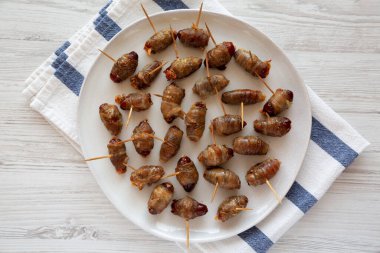 Ev yapımı pastırmalı pastırma. Tabağa yapıştırılmış tarihler, üst manzara. Dümdüz, tepeden, yukarıdan.