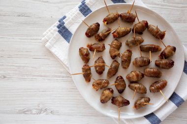 Ev yapımı pastırmalı pastırma. Tabağa yapıştırılmış tarihler, üst manzara. Boşluğu kopyala.
