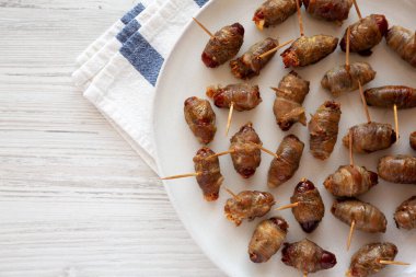 Ev yapımı pastırmalı pastırma. Tabağa yapıştırılmış tarihler, üst manzara. Metin için boşluk.