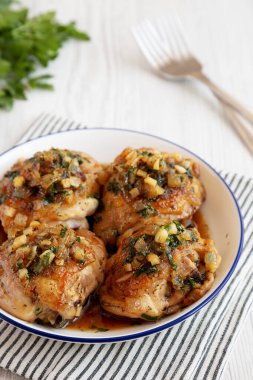 Ev yapımı sarımsaklı esmer şeker tavuğu. Yakın plan..