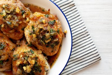 Ev yapımı sarımsaklı esmer şeker tavuğu. Yukarıdan, dümdüz yatıyordu. Boşluğu kopyala.