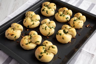 Ev yapımı sarımsaklı düğüm. Maydanozlu..