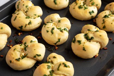 Ev yapımı sarımsaklı düğüm. Maydanozlu..