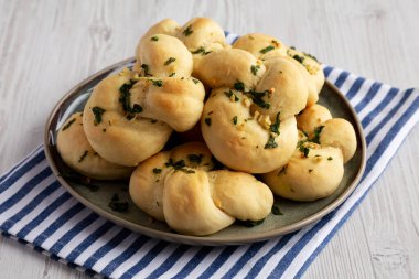 Ev yapımı sarımsaklı ekmek ve yanında maydanoz. Yakın plan..