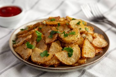 Tabakta ev yapımı sarımsaklı parmesan patatesi, yan manzara. Yakın plan..