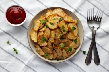 Tabakta ev yapımı sarımsaklı parmesan patatesi..