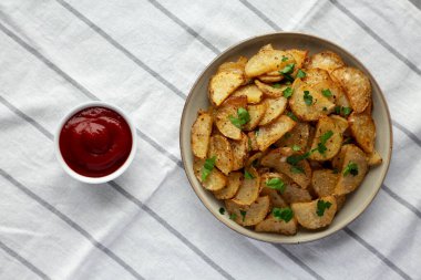 Tabakta ev yapımı sarımsaklı parmesan patatesi..