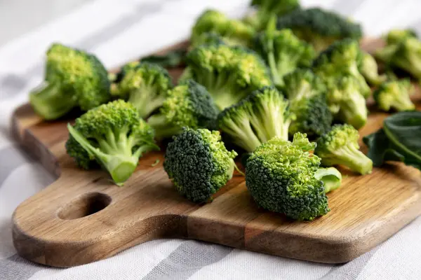 Tahta Üzerinde Organik Ham Brokoli Çiçekleri Yan Görünüm — Stok fotoğraf