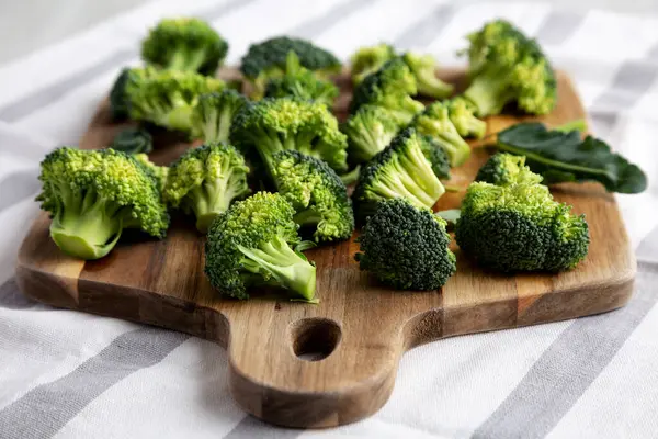 Tahta Üzerinde Organik Ham Brokoli Çiçekleri Yan Görünüm — Stok fotoğraf