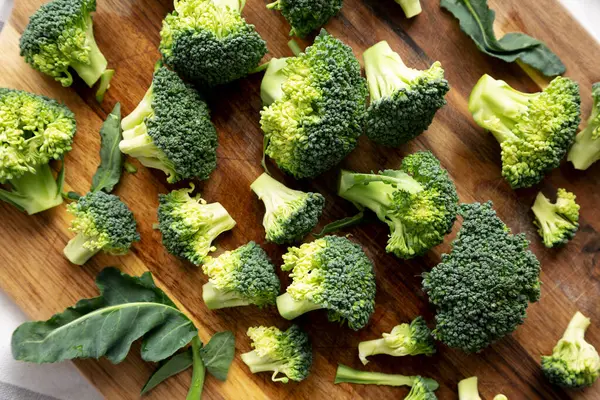 Tahta Üzerinde Organik Ham Brokoli Çiçekleri Üst Manzara — Stok fotoğraf