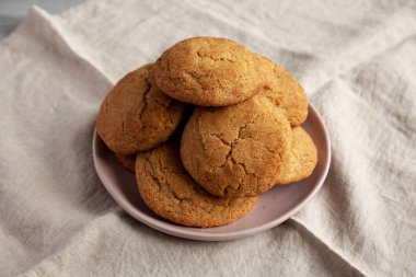Ev yapımı yumuşak ve çiğnenmiş tarçınlı kurabiyeler tabakta, yan görüşte..