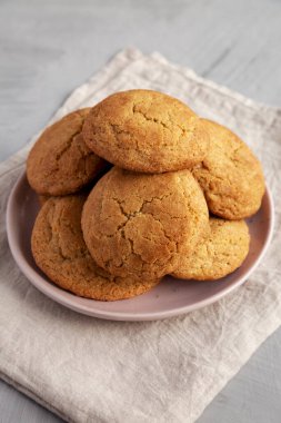 Ev yapımı yumuşak ve çiğnenmiş tarçınlı kurabiyeler tabakta, yan görüşte.. 