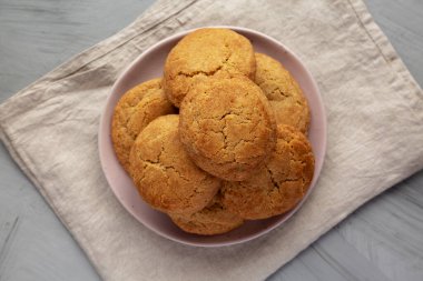 Tabakta ev yapımı yumuşak ve çiğnenmiş kurabiyeler, üst manzara. Dümdüz, tepeden, yukarıdan.