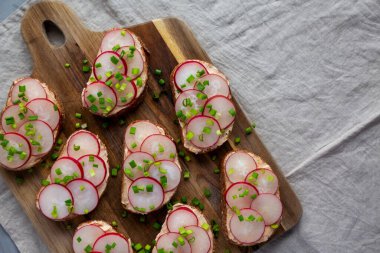 Tahta üzerinde ev yapımı limonlu turplu tart. Boşluğu kopyala.