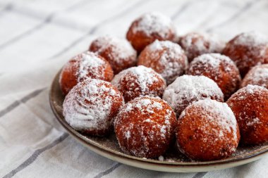 Tabakta pudra şekerli ev yapımı kızarmış çörek delikleri, düşük açılı..