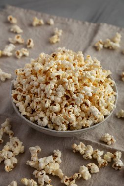 Sağlıklı pastırmalı patlamış mısır ve tuzlu kase, yan görüş..